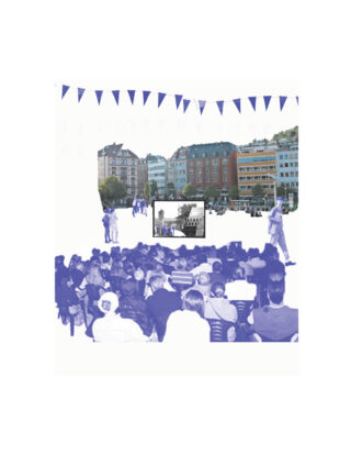 Menschen sitzen vor einer Bühne im Freien, im Hintergrund sind Lautsprecher und Stadtgebäude zu sehen; über der Szene hängen Wimpel.