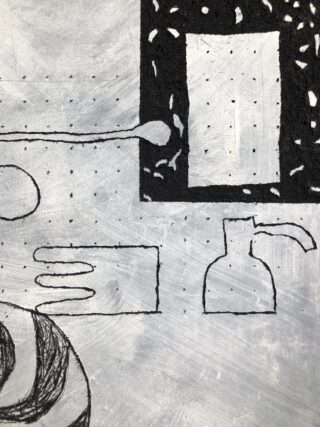 Eine schwarze Strichzeichnung auf grauem Hintergrund zeigt einen Löffel, ein gerahmtes Rechteck, eine Hand und den Umriss einer Flasche, mit verstreuten schwarzen Punkten.