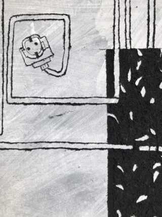 Eine Schwarzweißzeichnung einer Steckdose mit eingestecktem Kabel vor einem strukturierten Hintergrund mit abstrakten Mustern.