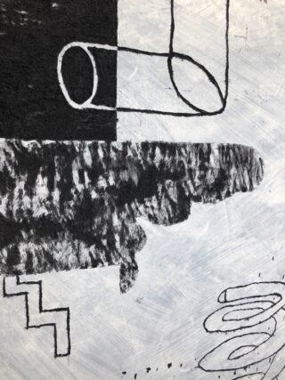 Abstraktes Schwarzweiß-Kunstwerk mit kräftigen Formen, strukturierten Mustern und umrissenen Formen, darunter ein Zylinder, Stufen und geschwungene Linien auf grauem Hintergrund.