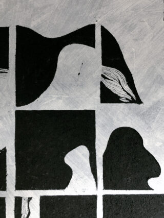 Schwarz-weiße abstrakte geometrische Formen und Silhouetten auf strukturiertem Hintergrund, durch weiße Linien in Abschnitte unterteilt.