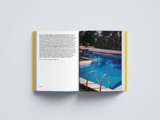 Ein offenes Buch zeigt auf der linken Seite Text und auf der rechten Seite ein Foto eines Schwimmbeckens mit Metallstufen und tropischen Pflanzen.