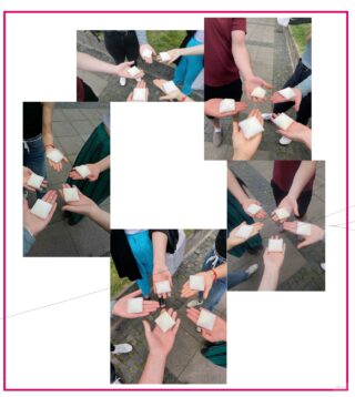 Mehrere Personen stehen in Gruppen im Freien und halten jeweils eine gefaltete Scheibe Weißbrot in der ausgestreckten Hand.