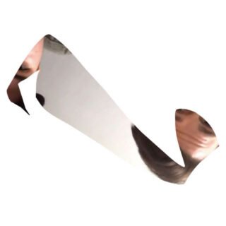 Ein verzerrter und unregelmäßig geformter Ausschnitt eines Fotos, das die Teilgesichter zweier Personen vor einem weißen Hintergrund zeigt.