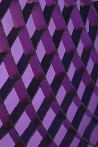 Eine Nahaufnahme eines geometrischen Musters mit sich wiederholenden violetten und dunkelvioletten rechteckigen Formen, die diagonal angeordnet sind.