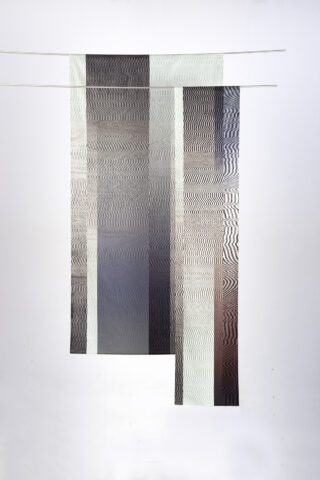 Zwei einfarbige, gemusterte Stoffbahnen mit vertikalen und wellenförmigen Linien hängen an parallelen Stangen vor einem schlichten weißen Hintergrund.