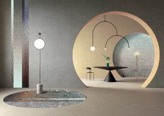 Minimalistisches Interieur mit runden Torbögen, moderner Beleuchtung, einem runden Teppich, abstrakten Texturen an den Wänden und modernen schwarzen Tischen mit Hockern und Vasen.