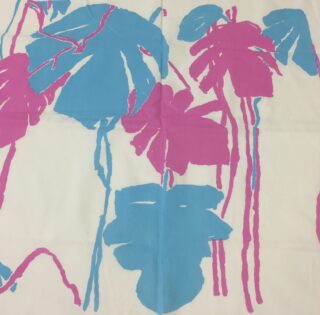 Abstraktes Palmblattmuster in leuchtendem Blau und Rosa auf weißem Hintergrund. Große, überlappende Blattformen erzeugen ein kräftiges, tropisches Design.