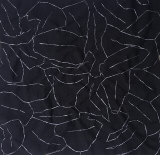 Ein schwarzer Stoff mit unregelmäßigen, weißen Nähten, die auf der Oberfläche abstrakte, überlappende Formen bilden.