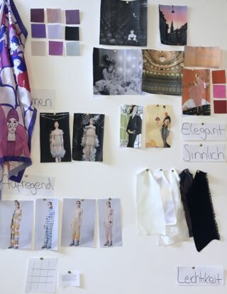 Ein Moodboard zeigt Modeskizzen, Stoffmuster, Farbpaletten, Laufstegfotos und Schlüsselwörter in deutscher Sprache, ordentlich angeordnet auf einer weißen Wand.