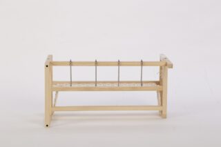 Ein Holzregal mit horizontaler Basis und vier vertikalen Metallstangen zum Halten oder Ordnen von Gegenständen, platziert vor einem schlichten weißen Hintergrund.