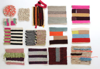 Eine Sammlung von sechzehn kleinen, bunten gewebten Textilmustern, die in einem Raster auf weißem Hintergrund angeordnet sind.