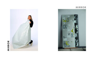 Links: Eine Person hält ein großes, zerknittertes, durchscheinendes Blatt. Rechts: Ein rechteckiger Spiegel mit unregelmäßigen geometrischen Ausschnitten steht vor einer weißen Wand. Neben beiden Bildern steht das Wort „SPIEGEL“.