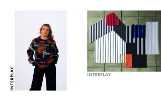 Eine Person in einem bunten, gemusterten Pullover steht neben einer abstrakten flachen Lage gestreifter und einfarbiger Stoffe, die auf einer gefliesten Oberfläche angeordnet sind und beide mit der Aufschrift „INTERPLAY“ versehen sind.