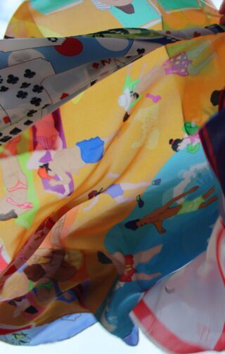 Bunter Stoff mit abgebildeten menschlichen Figuren in verschiedenen Posen und heller Kleidung, überlappend mit gemustertem Stoff mit kleinen schwarzen Formen.