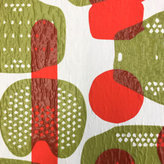 Abstraktes Muster mit überlappenden roten und grünen Formen mit weißen Punkten und strukturierten Details auf hellem Hintergrund.