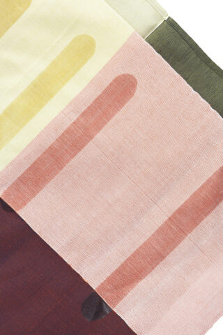 Drei überlappende gewebte Textilien in Gelb-, Rosa- und Kastanienbrauntönen, jedes mit länglichen ovalen Formen in einem Farbverlauf passender Farbtöne.