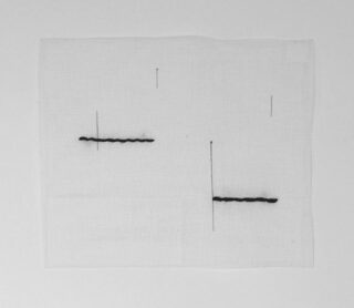 Ein weißes Stoffquadrat mit dünnen schwarzen vertikalen Linien und zwei dickeren horizontalen schwarzen Nählinien, die ungleichmäßig über die Oberfläche verteilt sind.