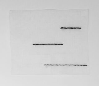 Ein weißer quadratischer Stoff mit drei horizontalen schwarzen Nählinien unterschiedlicher Länge und mit Abstand zueinander auf einem schlichten weißen Hintergrund.