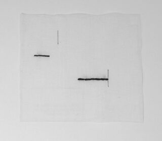 Ein weißes Stoffquadrat mit drei minimalistischen schwarzen Nählinien, die separat über die Oberfläche verteilt sind, fotografiert auf einem schlichten Hintergrund.