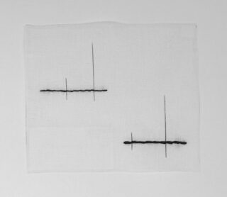 Ein weißer quadratischer Stoff mit zwei Sätzen schwarzer Linien, wobei jeder Satz aus einer dicken horizontalen Linie besteht, die von einer dünnen vertikalen Linie gekreuzt wird und asymmetrisch auf dem Stoff angeordnet ist.