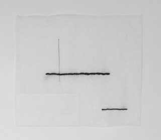 Ein quadratisches Stück weißen Stoffs mit einer vertikalen und zwei horizontalen Linien, die mit schwarzem Faden aufgenäht sind und ein minimalistisches, abstraktes Muster bilden.