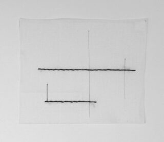 Ein quadratisches Stück weißen Stoffes mit drei geraden schwarzen Stichlinien und zwei schwachen Bleistiftlinien, die sich kreuzende Horizontalen und Vertikalen bilden.