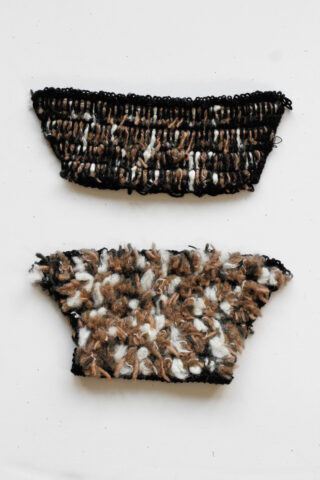 Zwei rechteckige Muster aus strukturiertem Webstoff, eines mit einem schwarz-braunen Schlingenmuster und eines mit einer groben, geknoteten braun-weiß-schwarzen Textur auf weißem Hintergrund.