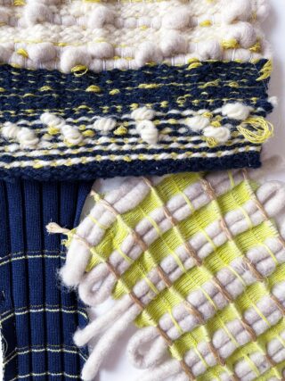 Nahaufnahme von drei Textilmustern mit verschiedenen Webtechniken aus marineblauen, weißen, beigen und gelben Garnen mit unterschiedlichen Texturen und Dicken.