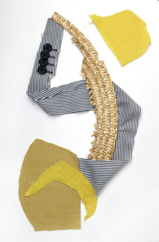 Aus gestreiftem Stoff, geflochtenem Stroh, gelben Stoffstücken und schwarzen Knöpfen auf weißem Grund entsteht die Zahl 2.