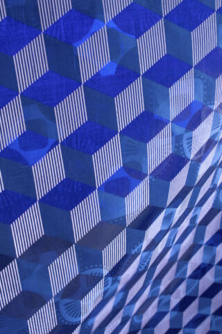 Ein blau-weißes geometrisches Muster mit dreidimensionalen Würfelformen und diagonalen Linien, wobei einige Bereiche verzerrt oder wellig erscheinen.