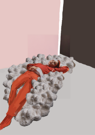 Eine Person in roter Kleidung liegt auf einer strukturierten, wolkenartigen Oberfläche in einem Raum mit rosa, braunen und grauen Wänden.