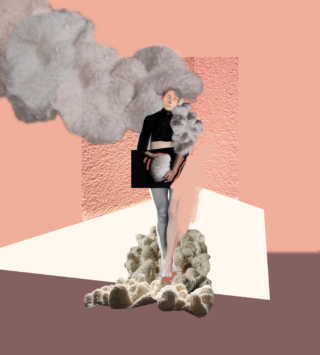 Eine Frau steht auf strukturierten Felsen, ihr Oberkörper ist von einer Wolke umgeben, vor einem geometrischen, pastellfarbenen Hintergrund.