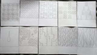 Zehn Blätter Papier mit abstrakten schwarzen Linienmustern und Formen, in zwei Reihen auf einer flachen Oberfläche angeordnet.