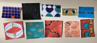 Zehn abstrakte Kunstwerke mit wiederholten Augen- und Ovalmotiven in verschiedenen Farben und Mustern sind in zwei Reihen auf einer hellen Oberfläche angeordnet.