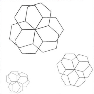 Drei Gruppen miteinander verbundener Fünfecke unterschiedlicher Größe sind vor einem schlichten weißen Hintergrund angeordnet.