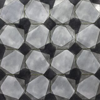 Ein geometrisches Muster mit ineinandergreifenden Sechsecken und Fünfecken in Grautönen, die einen dreidimensionalen Effekt erzeugen.