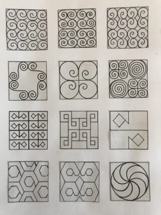 Zwölf quadratische Kacheln, jede mit einem einzigartigen geometrischen oder Wirbelmuster in Schwarz auf weißem Hintergrund, angeordnet in einem 3x4-Raster.