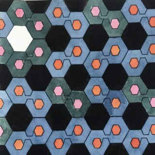 Ein geometrisches Muster aus Sechsecken und Linien mit rosa, orangefarbenen und weißen Formen darin, vor einem schwarzen, blauen und grünen Hintergrund.