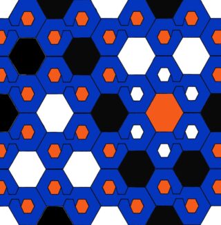 Ein geometrisches Muster aus blauen, schwarzen, weißen und orangefarbenen Sechsecken und Fünfecken, die in einer sich wiederholenden Anordnung ineinandergreifen.