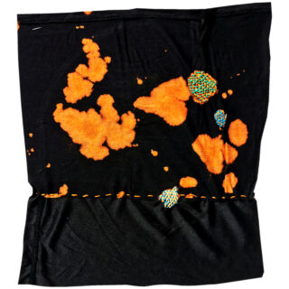 Ein schwarzes Stoffquadrat mit unregelmäßigen orangefarbenen Farbflecken und mehreren kleinen, bunten Stickflecken sowie einer Reihe orangefarbener Nähte am unteren Rand.