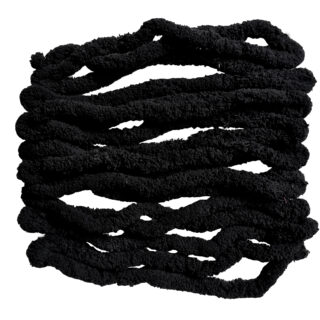 Ein Stapel aus mehreren dicken, schwarzen, strukturierten Schnüren oder Seilen, die lose auf einem weißen Hintergrund angeordnet sind.