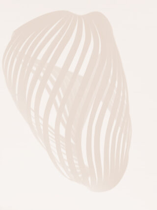 Ein skulpturales Objekt mit gebogenen, parallelen weißen Streifen, die in einer organischen, abstrakten Form vor einem weißen Hintergrund angeordnet sind.