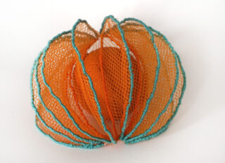 Auf einem weißen Hintergrund befindet sich ein orangefarbenes Netzobjekt mit blaugrünen Segmenten, die in einer annähernd kugelförmigen, offenen Struktur angeordnet sind.