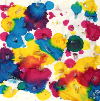 Helle Flecken in Gelb, Blau, Rosa und Grün bedecken eine weiße Oberfläche, während kleine Stücke aus durchsichtigem Kunststoff über das Kunstwerk verstreut sind.