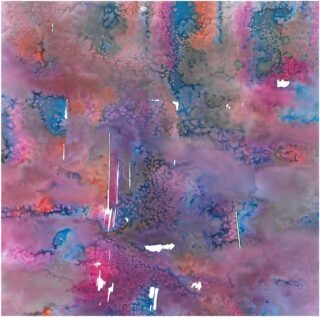 Abstraktes Aquarellgemälde mit gemischten Rosa-, Blau- und Lilatönen, mit strukturierten Mustern und verstreuten weißen Streifen und Flecken.