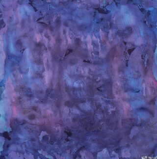 Ein abstraktes Gemälde mit strukturierten Schichten in Blau, Lila und einem Hauch von Rosa, das auf der gesamten Leinwand eine Mischung aus hellen und dunklen Bereichen aufweist.