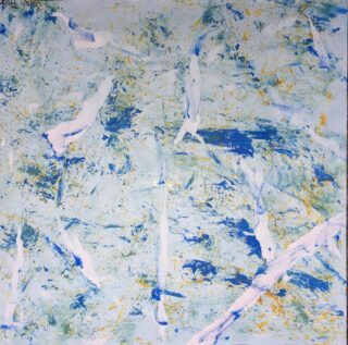 Abstraktes Gemälde mit blauen, weißen und gelben Pinselstrichen, die über einen hellen Hintergrund verstreut sind und einen strukturierten, vielschichtigen Effekt erzeugen.