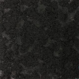 Eine strukturierte, unebene schwarze Oberfläche mit rauen, schuppigen Bereichen und subtilen Variationen in der Schattierung.