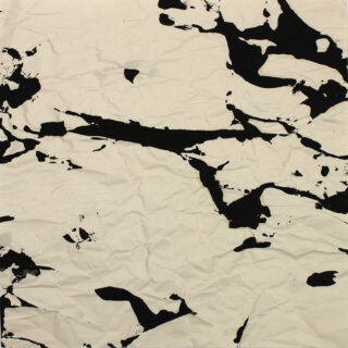 Schwarze Tinte spritzt zufällig über ein zerknittertes, cremefarbenes Papier und erzeugt ein abstraktes Muster mit verschiedenen Formen und Linien.